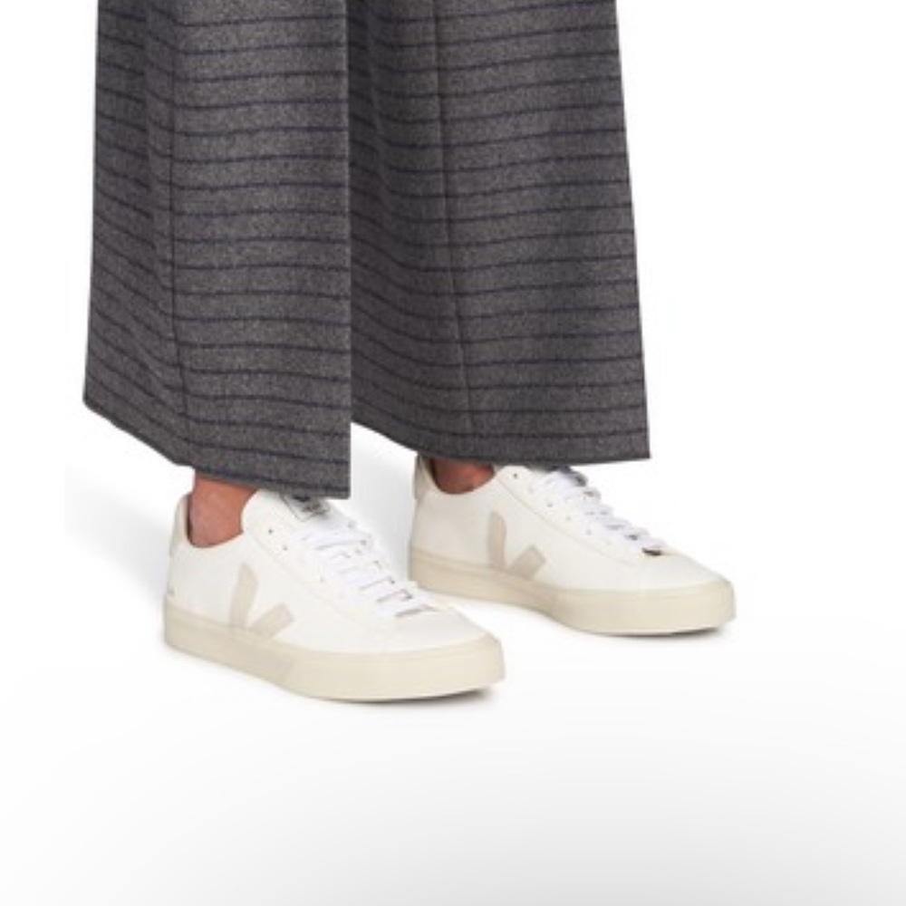 VEJA White Leather low top sneakers White leather light grey suede logo  size 8 - Picture 3 of 16